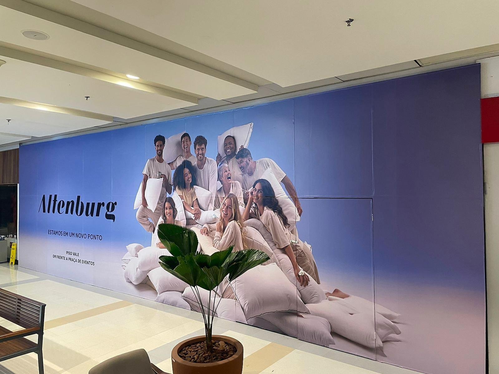 Tapume azul da Altenburg no corredor do shopping
