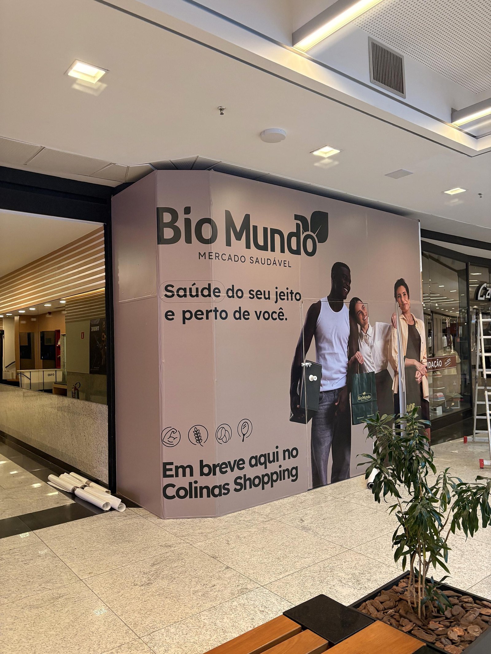 Tapume adesivado da Bio Mundo no corredor do Colinas Shopping