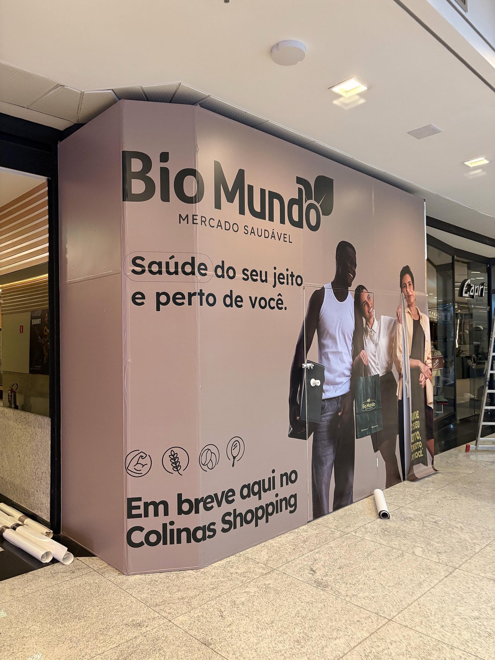 Tapume da Bio Mundo pronto, com a frase "Em breve aqui no Colinas Shopping"
