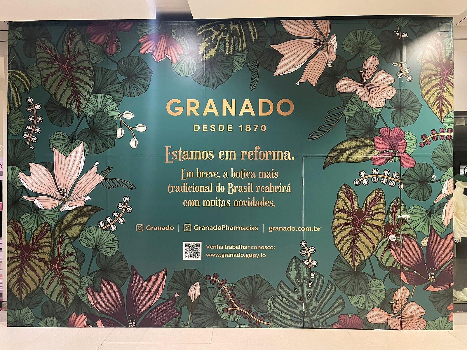 Tapume da Granado com folhagens e flores: "Estamos em reforma"