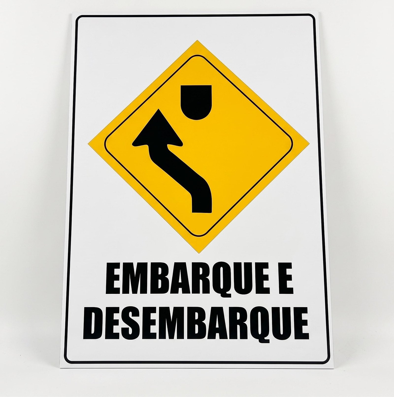 Placa "Embarque e desembarque" com o símbolo de pista sinuosa em amarelo