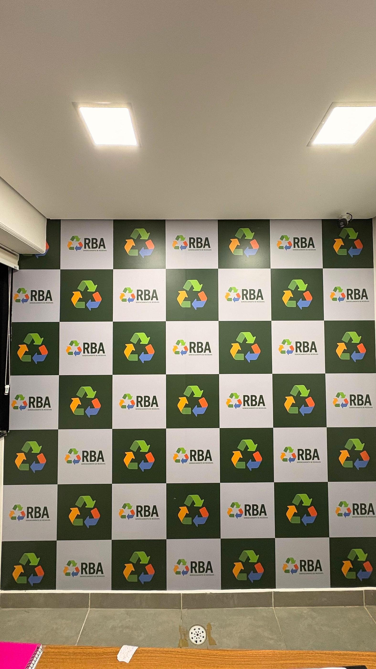 Parede da recepção da RBA adesivada com o logo repetido