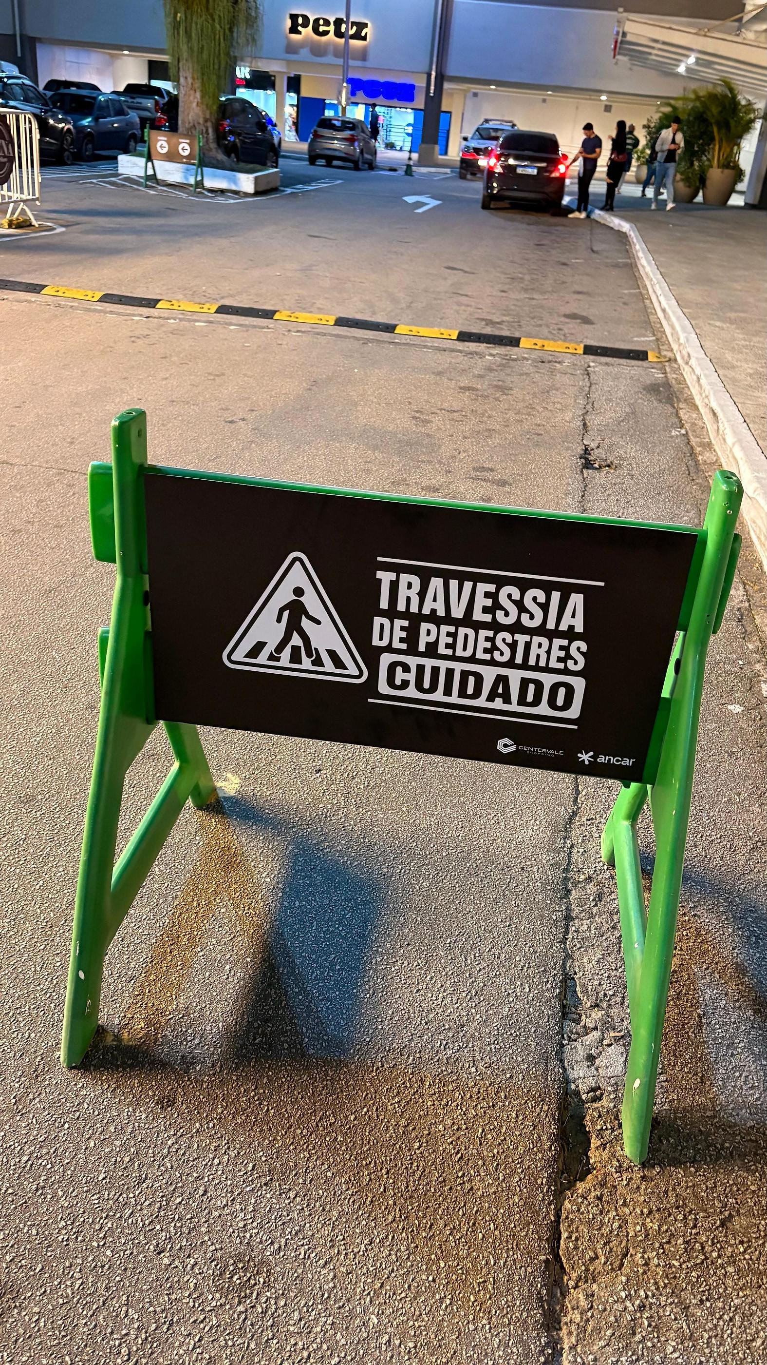 Placa de travessia de pedestres instalada no estacionamento